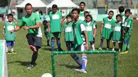 Kapten Persib Bandung, Atep memberikan coaching clinic kepada 250 pesepak bola muda di Bandung.