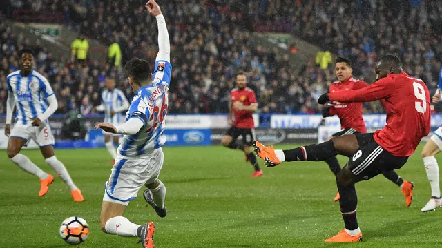 Manchester United Tundukkan Huddersfield Town