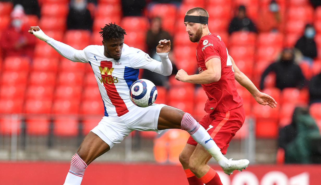 Nathaniel Phillips hanya membuat tiga penampilan untuk Liverpool di musim yang sedang berjalan. Bek tengah asal Inggris tersebut tercatat baru mengantongi 134 menit bermain. Musim depan, Phillips akan dipinjamkan ke Bournemouth untuk dapat mendapatkan lebih banyak waktu bermain. (AFP/Paul Ellis)
