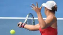 Tangan dengan cat kuku milik petenis Australia, Ashleigh Barty saat bertanding menghadapi petenis Jepang, Naomi Osaka pada gelaran turnamen tenis Australia Terbuka 2018 di Melbourne, Sabtu (20/1).  (AFP PHOTO / PETER PARKS)