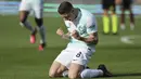 <p>Pemain Inter Milan Robin Gosens melakukan selebrasi setelah mencetak gol ke gawang Salernitana pada pertandingan sepak bola Serie A Liga Italia di Stadion Arechi, Salerno, Italia, Jumat (7/4/2023). Pertandingan berakhir imbang 1-1. (Alessandro Garofalo/LaPresse via AP)</p>
