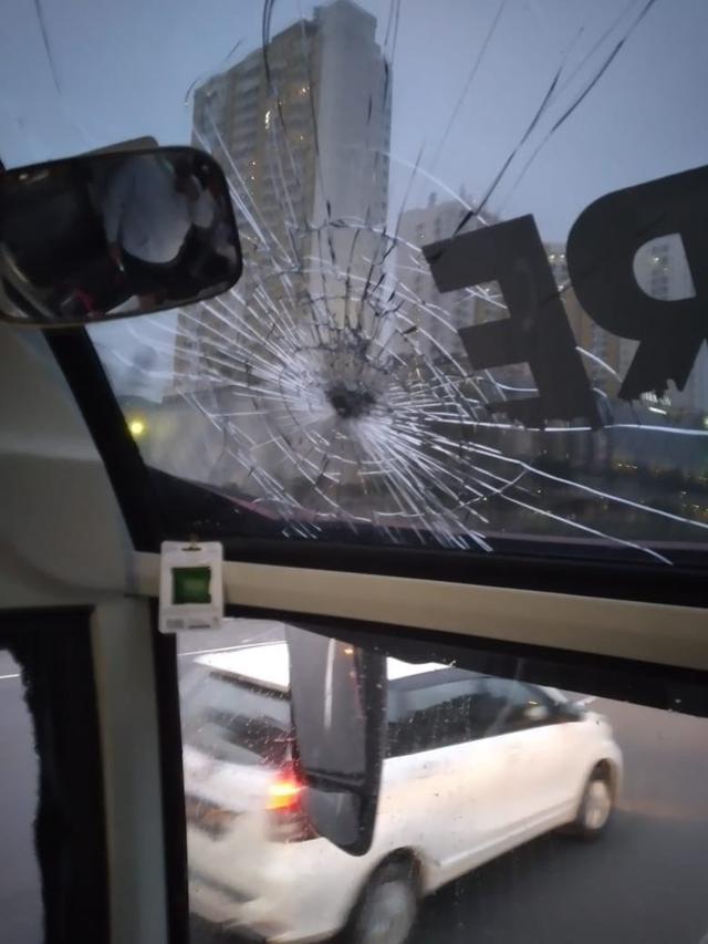 FOTO Bus Persis Solo Diserang Suporter