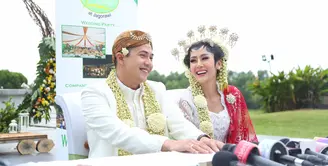 Ardina Rasti dan Arie Dwi Andhika, kini tengah menikmati momen bahagia menjadi pasangan suami-istri. Arie resmi mempersunting Ardina Rasti tepatnya pada Sabtu, 20 Januari 2018 kemarin. (Daniel Kampua/Bintang.com)