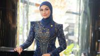 Putri Zulkifli Hasan tampil memukau dengan kebaya full payet berwarna biru. Kebaya yang identik dengan warna partainya ini dikenakan saat menghadiri pelantikan anggota DPR RI. Kebaya tersebut dipadukan dengan kain batik serta hijab berwarna selaras, menciptakan tampilan yang anggun. [@putri_zulhas].