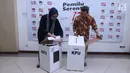 Komisioner KPU RI, Evi Novida GM (kiri) dan Pramono UT membuka kotak suara yang akan digunakan pada Pemilu Serentak 2019 di Kantor KPU, Jakarta, Jumat (14/12). Kotak suara tersebut bermaterial karton kedap air. (Liputan6.com/Helmi Fithriansyah)