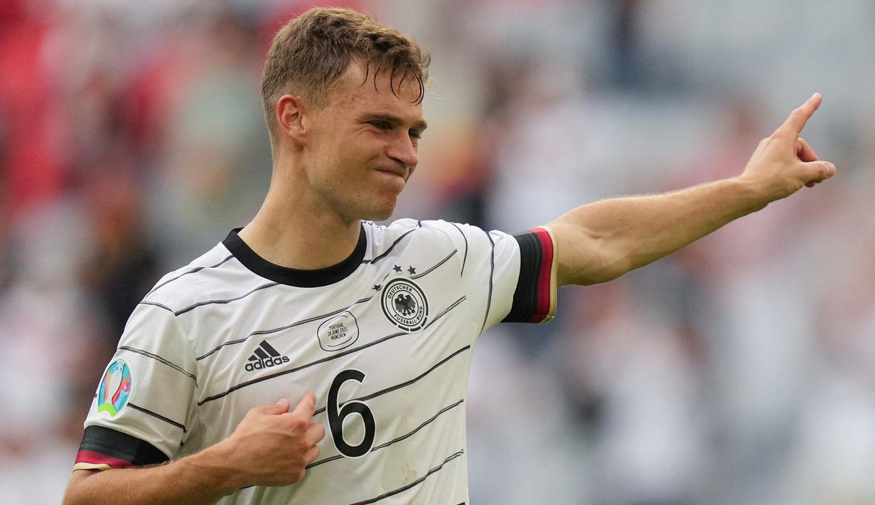 Joshua Kimmich. Gelandang Timnas Jerman berusia 27 tahun yang kini memperkuat Bayern Munchen ini memiliki nilai pasar tertinggi di Grup E dengan nilai 85 juta euro. Pemilik 64 caps ini total tampil dalam 8 laga di fase kualifikasi dengan torehan 1 assist. (AFP/Pool/Matthias Schrader)