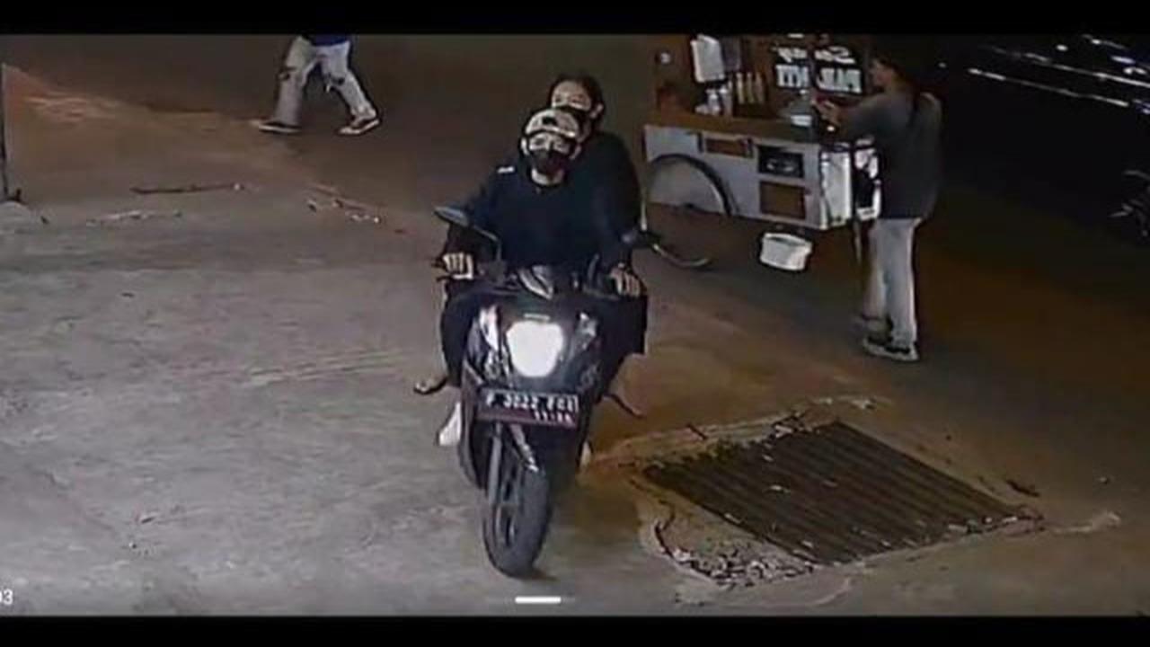 Terekam CCTV, Ini Tampang Sejoli Ajak Balita saat Maling Motor di Bintaro