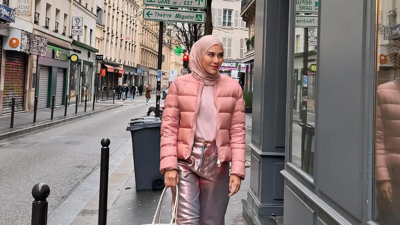 Potret Cantik Syahnaz Liburan ke Paris, Tampil Gemas dengan Outfit Serba Pink