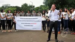 Vicky Prasetyo membaca puisi saat 'Aksi Maha Damai' di depan Istana Negara terkait kasus KPK vs Polri bersama Komunitas Anak Bangsa, Jakarta, Selasa (3/2/2015). (Liputan6.com/Panji Diksana)