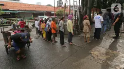 Warga antre saat Operasi Pasar di Pasar Palmerah, Jakarta, Jumat (20/3/2020). Perum Bulog bekerja sama dengan Sugar Group Companies menyiapkan 10 ton suplai gula tiap harinya dalam rangka Gerakan Stabilitas Pangan di 35 titik pasar. (Liputan6.com/Fery Pradolo)