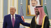 Presiden Amerika Serikat Donald Trump dan Putra Mahkota Arab Saudi Mohammed bin Salman saat bertemu di Istana al-Yamamah di Riyadh, Arab Saudi, Selasa (13/5/2025). (Dok. AP/Alex Brandon)
