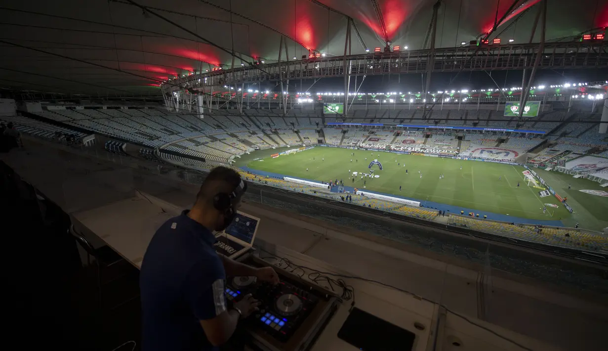 DJ Franklin Scheleger (29) memainkan suara dan lagu menyerupai gemuruh suporter selama pertandingan antara Fluminense dan Atletico Goianiense dalam babak lanjutan Kejuaraan Brasil di Stadion Maracana, Rio de Janeiro, Brasil, pada 2 September 2020. (AFP/Mauro Pimentel)