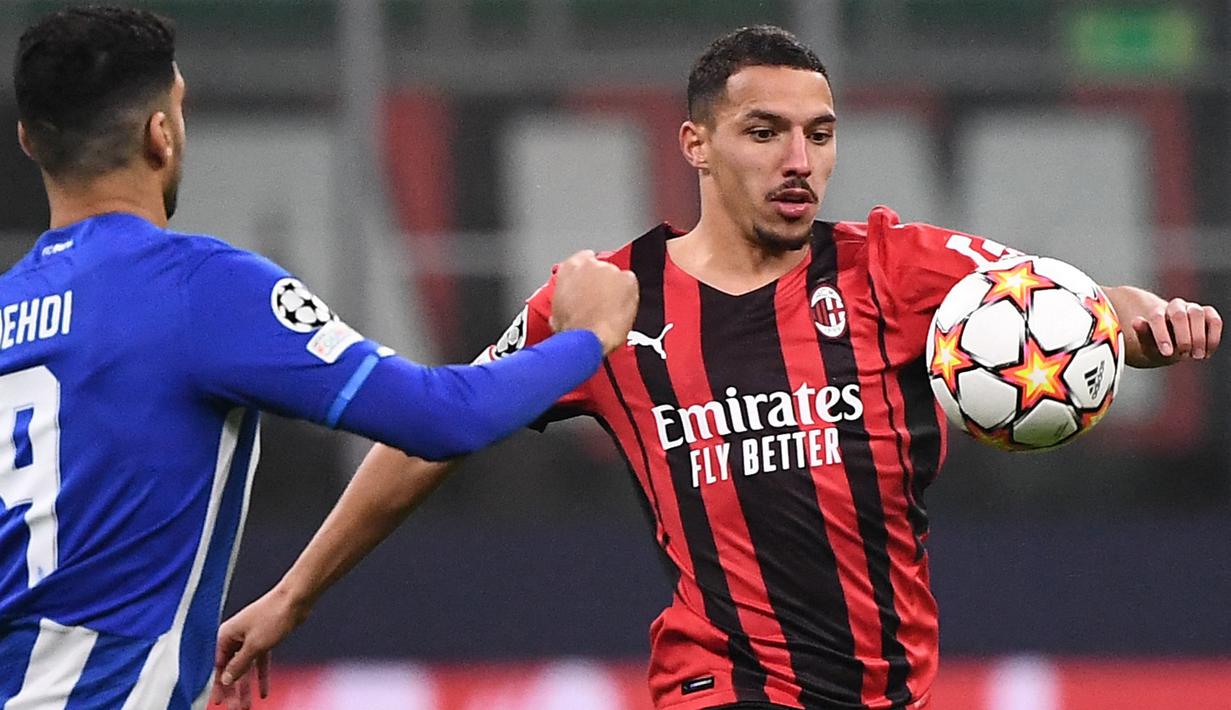 Ismael Bennacer. Gelandang bertahan Aljazair berusia 24 tahun yang kini menjalani musim ketiganya bersama AC Milan ini kini berbanderol 30 juta euro, mengalami penurunan 8 juta euro dari sebelumnya 38 juta euro. Penampilan yang tak secemerlang musim lalu jadi alasannya. (AFP/Marco Bertorello)