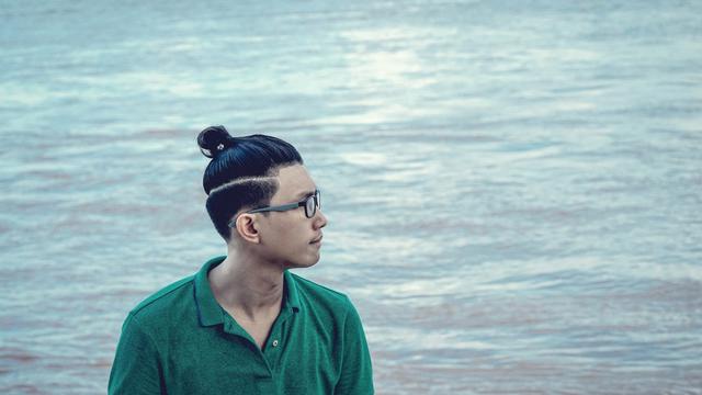 Rambut Menipis pada Pria, Apa Sih Penyebabnya? Waspadai Risiko Kebotakan, Temukan Solusinya!