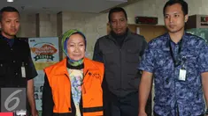Wali Kota Cimahi nonaktif Atty Suharti Tochija berjalan usai menjalani pemeriksaan di Gedung KPK, Jakarta, Rabu (28/12). Atty diperiksa sebagai saksi terkait kasus dugaan korupsi pembangunan Pasar Atas Baru Cimahi. (Liputan6.com/Helmi Affandi)