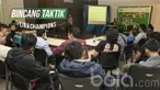 Berita video Bincang Taktik yang kali ini membedah taktik dan strategi yang digunakan tim-tim di semifinal Liga Champions 2016-2017. Seperti apa analisa yang dilakukan oleh peneliti taktik dari KickOff Indonesia? Lalu, apa saja ilmu yang dibagi oleh ...