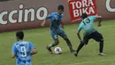 Pemain STIE Perbanas, Mubarak, berusaha melewati pemain UM pada laga Torabika Cup 2017 di Stadion Cakrawala, Malang, Rabu (22/11/2017). STIE Perbanas kalah 0-3 dari UM. (Bola.com/M Iqbal Ichsan)