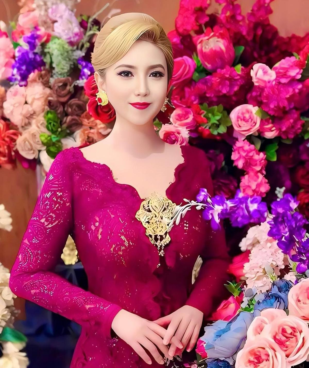 Potret Cantik Heni Tania Istri Kombes Polisi Kenakan Kebaya Warna Ungu
