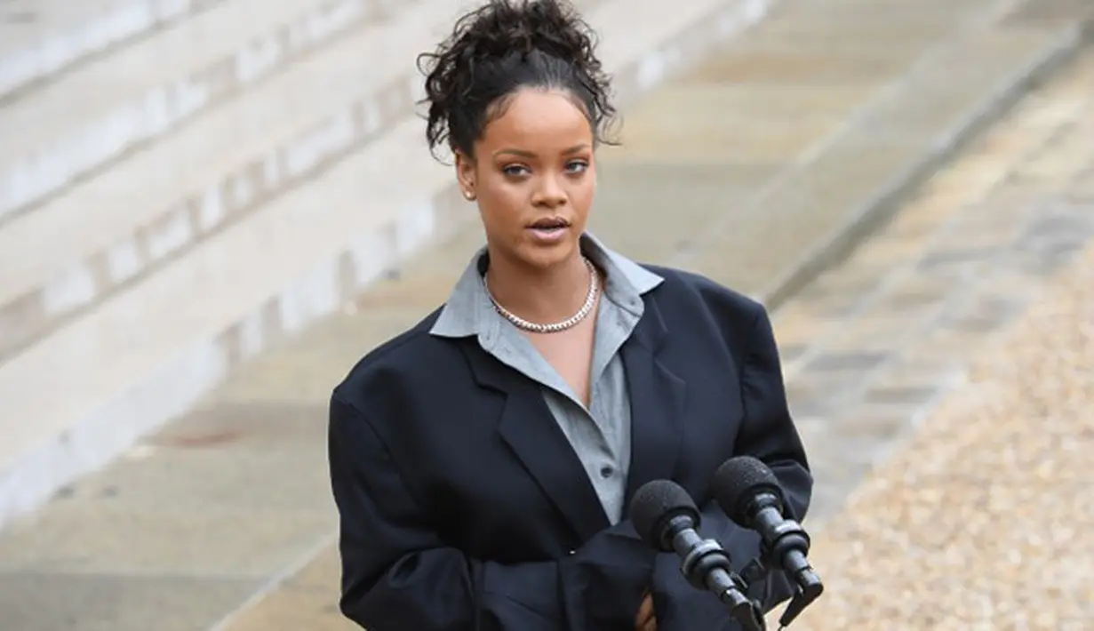 Mendapat komentar dari penggemar merupakan hal yang biasa diterima oleh para selebriti. Salah satunya Rihanna, penyanyi mungil yang satu ini kerap dikomentari oleh publik, baik itu fans maupun haters. (AFP/Christophe Archambault)