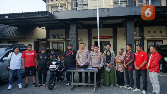 Suporter Solo-Semarang Ganti Motor Guru yang Dibakar usai Laga Derby Jateng