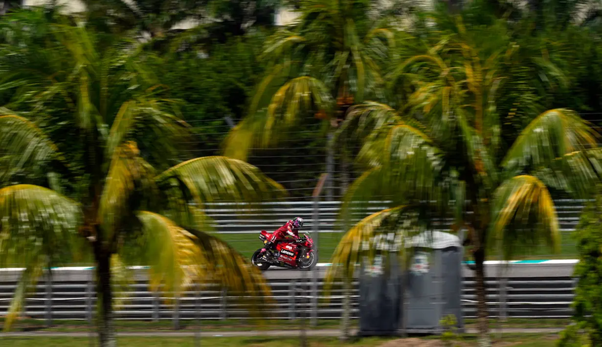 Start para pembalap di MotoGP Malaysia 2023 begitu seru. Salip menyalip terjadi antara Enea Bastianini, Francesco Bagnaia dan Alex Marquez. Namun Enea Bastianini yang berhasil melaju di depan. (AP Photo/Vincent Thian)