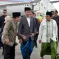 Presiden Joko Widodo didampingi Ketum PPP Romahamurmuziy dan Gubernur Jawa Timur Soekarwo tiba Bandara Internasional Juanda, Jawa Timur, Sabtu (3/2). Jokowi dan Romi tampak kompak mengenakan sarung. (Liputan6.com/Pool/Biro Pers Setpres)