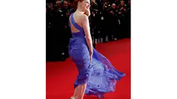 Jessica Chastain sibuk memegangi rambut dan gaunnya yang tersingkap di red carpet pada acara Festival Film Cannes ke-67, Senin (19/5/14). (REUTERS/Regis Duvignau)
