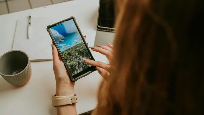 Resiko Bahaya Menaruh HP di Saku Celana yang Sering Diabaikan