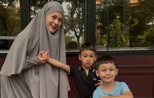 6 Potret Paula Verhoeven Tampil Cantik dengan Busana Syar'i Bareng Anak-Anak, Wajahnya Disebut Makin Fresh