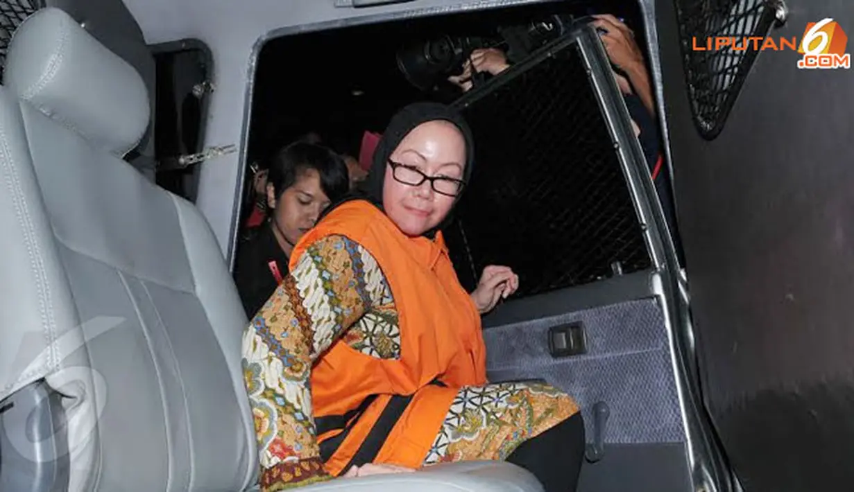 Usai menjalani pemeriksaan Rabu (12/02/14), Atut bergegas memasuki mobil tanpa berkomentar sedikitpun (Liputan6.com/Andrian M Tunay)