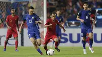 Gelandang Timnas Indonesia, Riko Simanjuntak, berebut bola dengan gelandang Thailand, Supachai Jaided, pada laga Piala AFF 2018 di Stadion Rajamangala, Bangkok, Sabtu (17/11). Thailand menang 4-2 dari Indonesia. (Bola.com/M. Iqbal Ichsan)