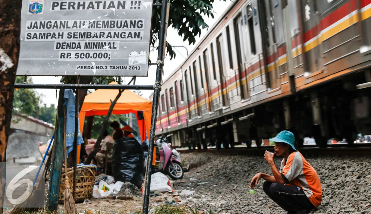 Pekerja tampak beristirahat usai memindahkan tumpukan sampah di Transit Pembuangan Sampah, Lenteng Agung, Jakarta Selatan, Rabu (19/8/2015). Setiap hari sampah yang diangkut dari Kecamatan Jagakarsa mencapai kisaran 94 ton. (Liputan6.com/Yoppy Renato)