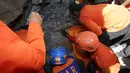 Petugas mencari korban gempa di reruntuhan bangunan menyusul gempa 6,4 SR di Kabupaten Pidie Jaya, Aceh, (7/12). Seperti dirilis BMKG, gempa berkekuatan 6,4 SR mengguncang Aceh sekitar pukul 05.03 WIB. (Antara Foto/Irwansyah Putra/via REUTERSReuters)
