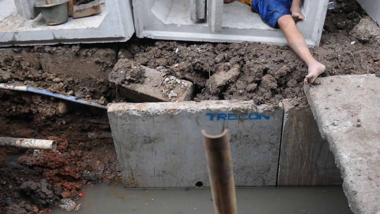 Kemudian dilanjutkan dengan penanaman beton selokan baru yang ukurannya lebih besar.<br><br>Dengan memperlebar ukuran saluran diharapkan dapat mengendalikan volume air yang berlebih dengan cepat saat musim hujan.