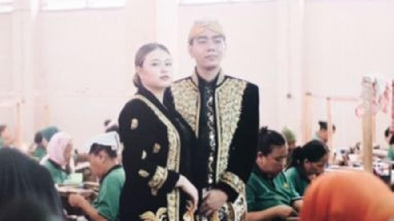 Aurel dan Graha erpose di tengah-tengah pekerja pabrik yang sedang melinting rokok kretek.
