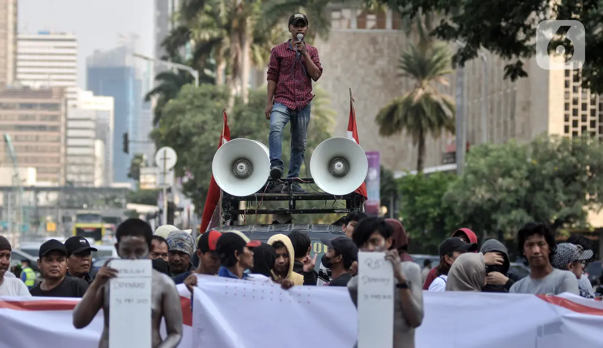 Dalam aksinya, massa melakukan teatrikal tabur bunga dan membawa replika papan nisan sebagai simbol berduka atas runtuhnya demokrasi di tangan Mahkamah Konstitusi (MK). (merdeka.com/Iqbal S. Nugroho)