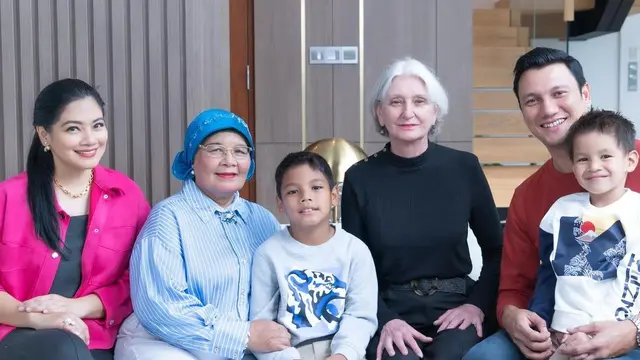 Titi Kamal dan keluarga (instagram Titi Kamal)