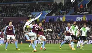 Jarell Quansah dari Liverpool mencetak gol ketiga timnya dalam pertandingan sepak bola Liga Premier Inggris antara Aston Villa dan Liverpool di stadion Villa Park di Birmingham, Inggris, Senin, 13 Mei 2024. (Bradley Collyer/PA via AP)