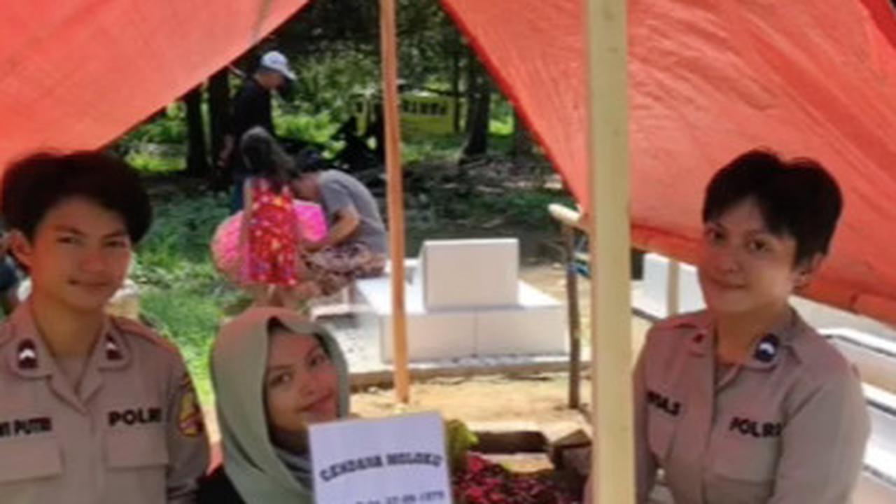 Potret Anak Kembar Sama-sama Jadi Polwan, Nyekar ke Makam Ibu yang Wafat 3 Pekan Jelang Pelantikan