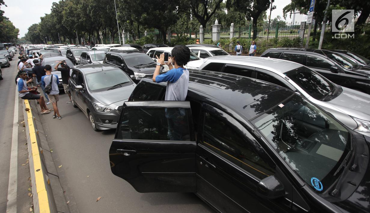FOTO Ratusan Mobil Taksi Online Tutup Jalan Medan Merdeka Barat