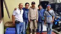 Aremania yang diwakili Achmad Ghozali, Lukman, Cak No, Handi Kristanto, dan Bambang Suliswanto melapor ke Polres Kota Malang, Sabtu (22/12/2018). (Bola.com/Iwan Setiawan)