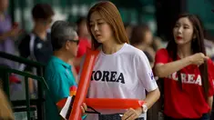 Antusias suporter cantik Korea saat mendukung tim Baseball Korea melawan tim Baseball Hong Kong pada penyisihan Baseball Asian Games 2018 di Lapangan Baseball Senayan, Jakarta (28/8). (ANTARA FOTO/INASGOC/Nick Hanoatubun/MTG/18)