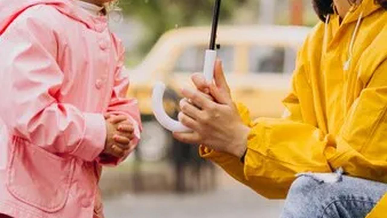 Untuk mencegah sakit pilek saat hujan, yang terbaik adalah menjaga sistem kekebalan tubuh dengan pola makan bergizi, istirahat yang cukup, dan menjaga kebersihan secara keseluruhan.