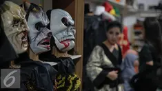 Topeng berbentuk setan dijual ditempat penyewaan kostum Helloween di Jakarta, Jumat (30/10/2015).  Jelang perayaan Helloween penyewaan kostum Helloween ramai diburu penyewa, harga bervariatis dari 300rb hingga 1juta. (Liputan6.com/Faizal Fanani)