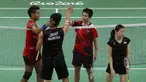 Ganda campuran Indonesia, Tontowi Ahmad/Liliyana Natsir, berhasil mengalahkan rekan senegaranya Praveen Jordan/Debby Susanto, pada laga perempat final Olimpiade 2016 di Rio de Janeiro, Brasil, Senin (15/8/2016). (Reuters/Marcelo Del Pozo)