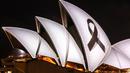 Pita hitam yang melambangkan kenangan dan duka cita diproyeksikan ke Sydney Opera House pada tanggal 9 Februari 2023 sebagai bentuk solidaritas terhadap Turki dan Suriah setelah gempa bumi dahsyat meluluhlantakkan kedua negara tersebut. (DAVID GRAY/AFP)