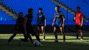 Pemain Borneo FC, Ikhsan Nul Zikrak (depan) menguasai bola saat sesi official training di Stadion Batakan, Balikpapan, Sabtu (18/5/2024) jelang laga leg kedua semifinal Championship Series BRI Liga 1 2023/2024 pada Minggu, 19 Mei 2024. (Bola.com/Bagaskara Lazuardi)