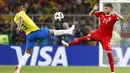 Pemain Brasil, Casemiro (kiri) berebut bola dengan pemain Serbia, Adem Ljajic pada laga grup E Piala Dunia 2018 di Spartak Stadium, Moskow, Rusia, (27/6/2018). Brasil menang 2-0. (AP/Matthias Schrader)