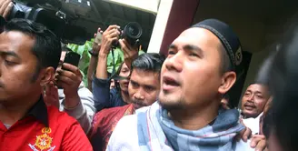 Resmi ditahan, Saipul Jamil diberi kesempatan untuk melaksanakan salat Jumat di Masjid dekat Polsek Kelapa Gading, Jakarta Utara, Jumat (19/2/2016). (Deki Prayoga/Bintang.com)