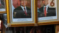 Pedagang bingkai foto bergambar presiden dan wakil presiden terpilih 2024-2029 menunggu pembeli di Pasar Baru Jakarta, Senin (22/4/2024). (merdeka.com/Imam Buhori)
